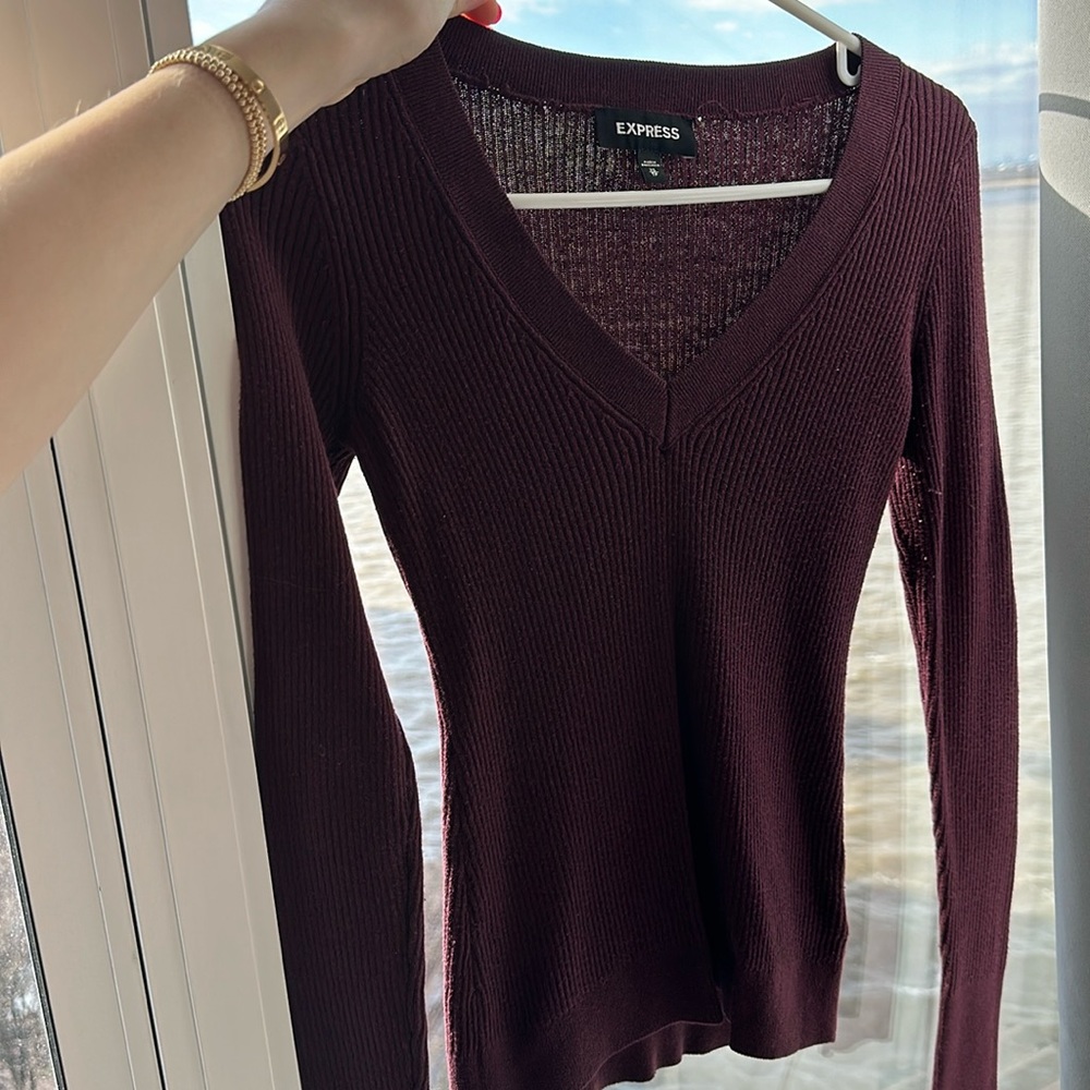 Express ribbed v-neck sweater in size xs